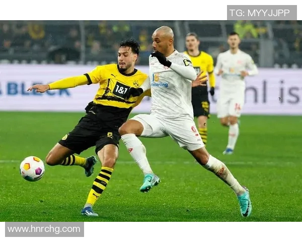 足球明星畅享沙滩假期的惬意时光与精彩瞬间分享